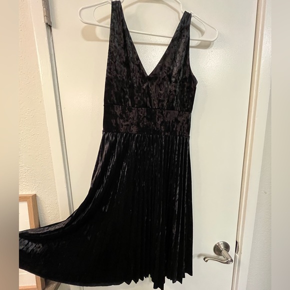 NWOT ModCloth “Splendorous Spree” Velvet Velour Pleated Black Dress XS - Picture 2 of 6